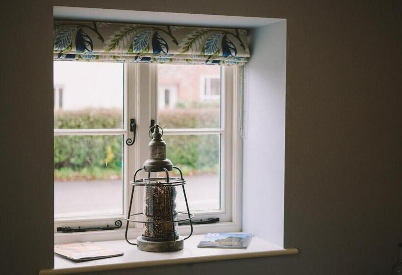 חדר דלוקס נוף לים, The Hero