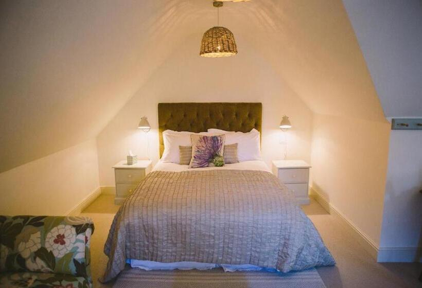 סוויטת דלוקס נוף לים, The Hero