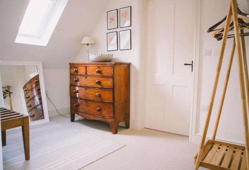 סוויטת דלוקס נוף לים, The Hero