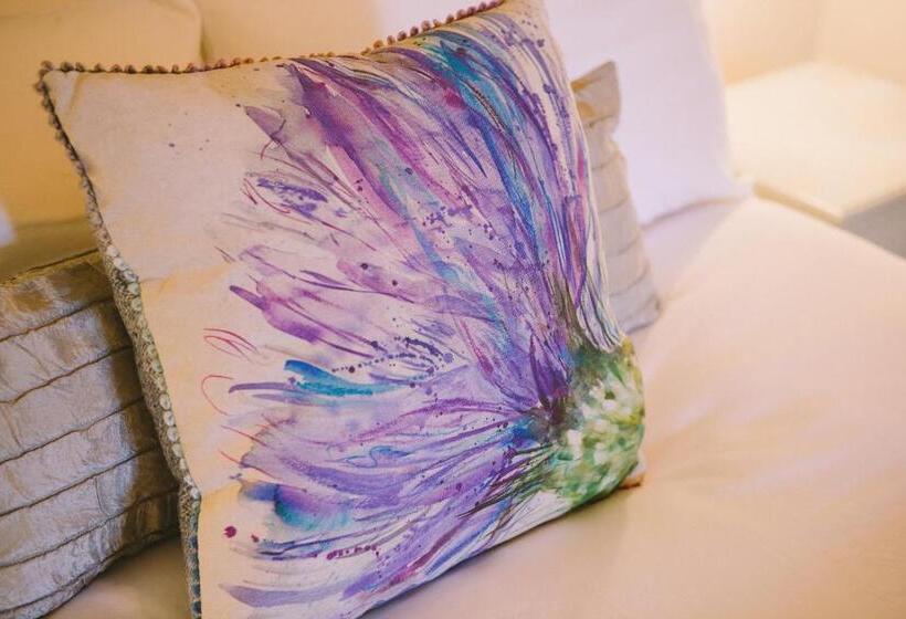 סוויטת דלוקס נוף לים, The Hero