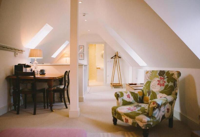 סוויטת דלוקס נוף לים, The Hero