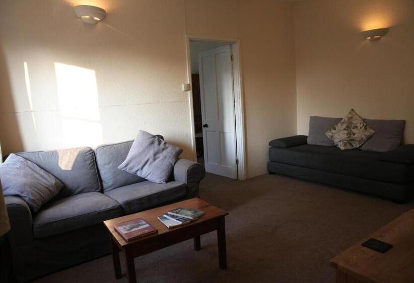 جناح جونيور, Manor House Inn