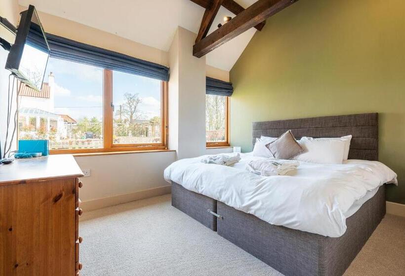 Дом 2 Спальни, Staunton Arms