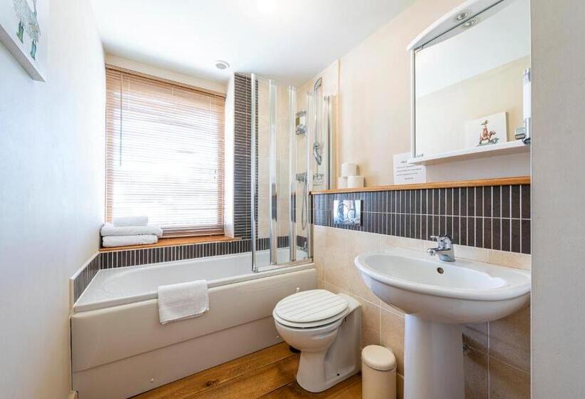 Дом 2 Спальни, Staunton Arms