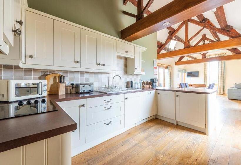 Дом 2 Спальни, Staunton Arms