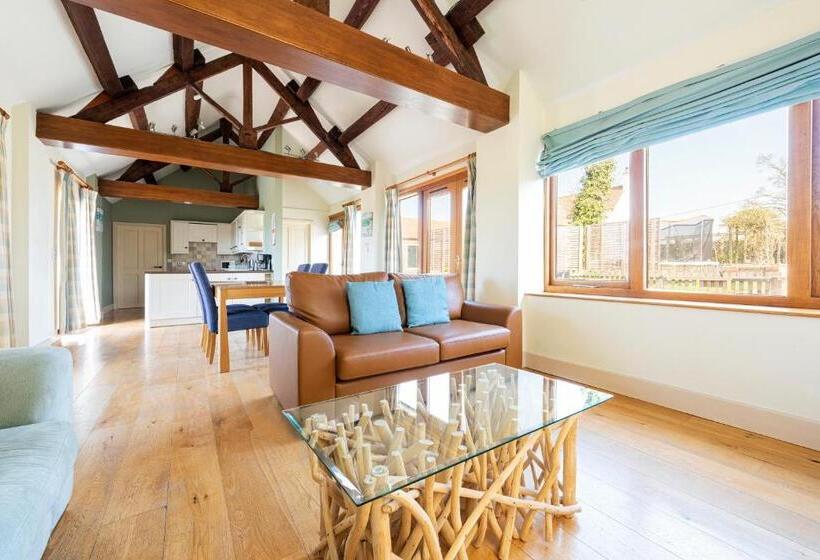 Дом 2 Спальни, Staunton Arms