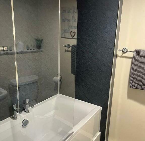 패밀리 룸, The White Hart