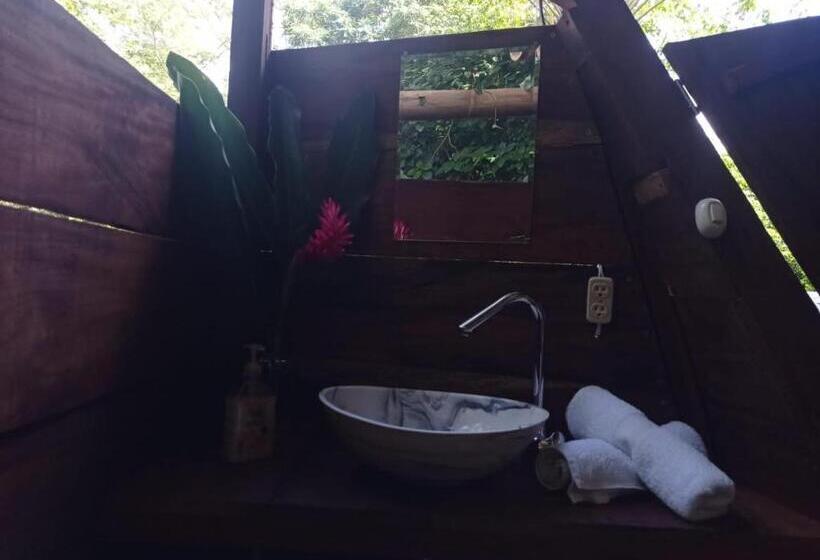 Deluxe Szoba, Treegana