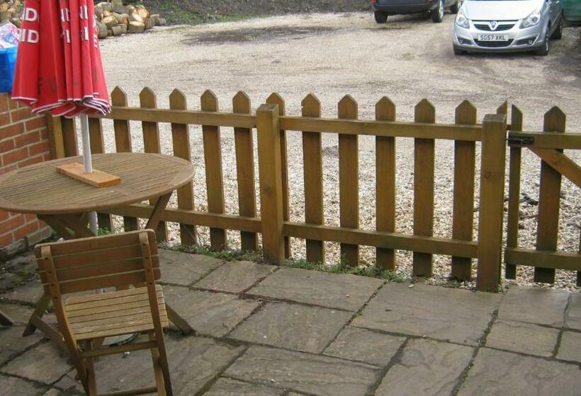 标准间, Turfcutters Arms