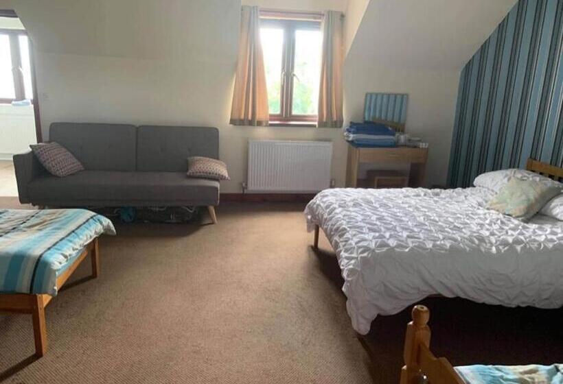 חדר משפחתי, Green Bridge Inn