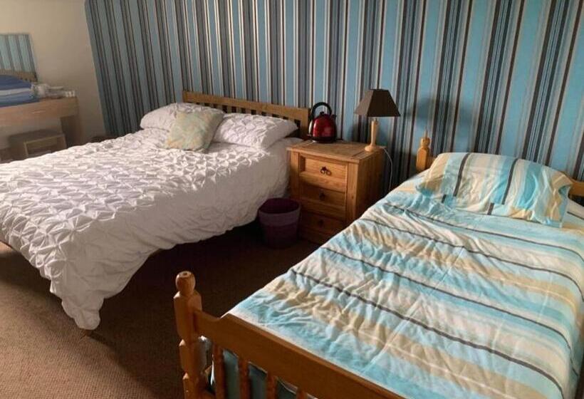 חדר משפחתי, Green Bridge Inn