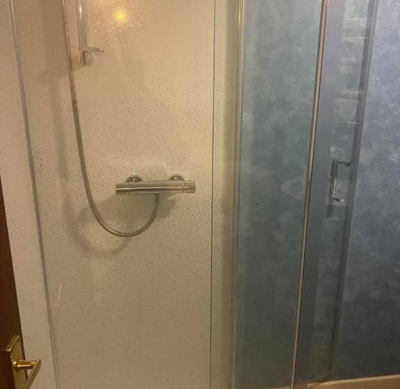 חדר משפחתי, Green Bridge Inn