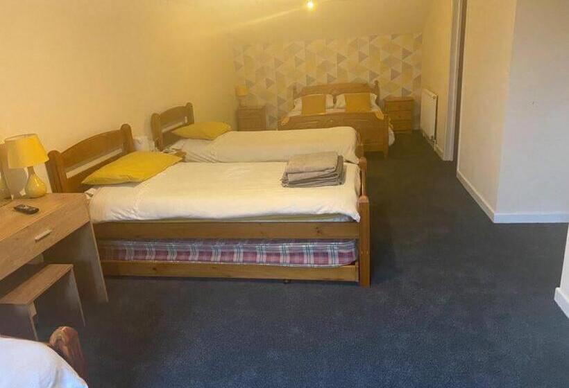 חדר משפחתי, Green Bridge Inn