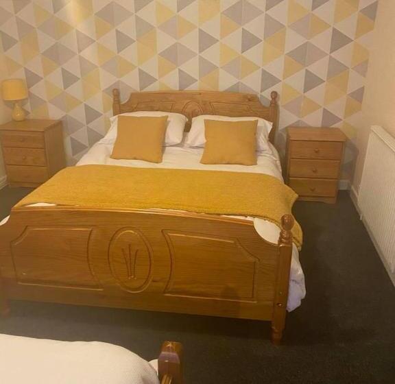 חדר משפחתי, Green Bridge Inn