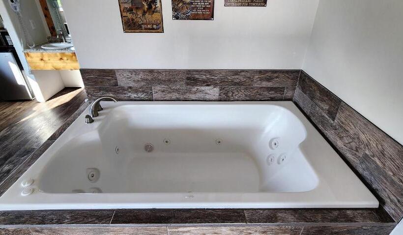 스위트 킹사이즈 침대, Eagle's Nest Motel