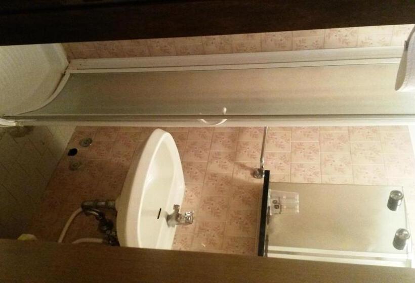 חדר אקונומי לשלושה, Capriolo