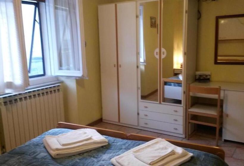 חדר אקונומי לשלושה, Capriolo