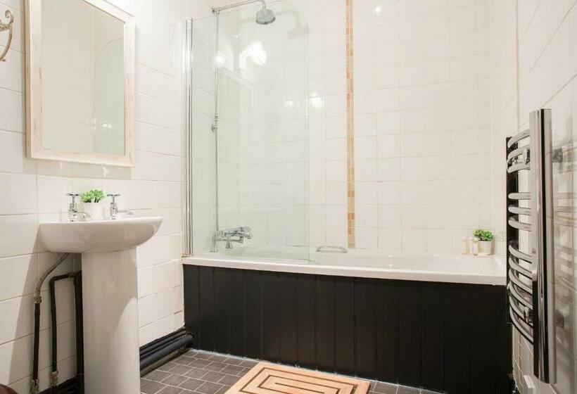 חדר סטנדרט, The Curious Pig In The Parlour