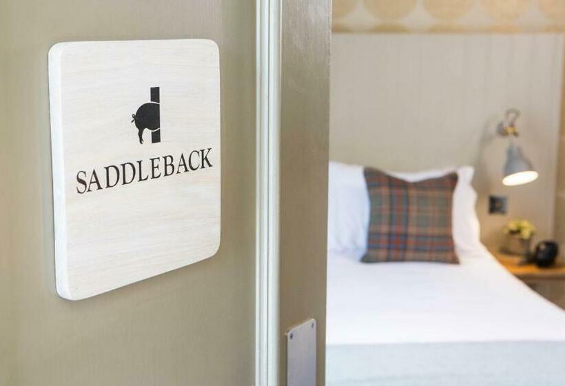 חדר דלוקס, The Curious Pig In The Parlour