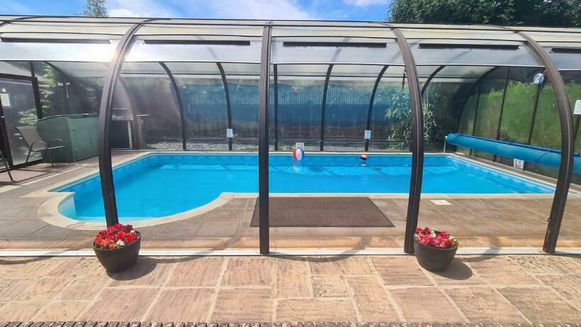 小室, Cypress Log Cabins Accommodation