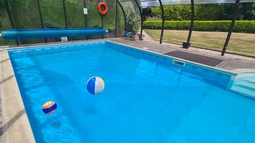 小室, Cypress Log Cabins Accommodation