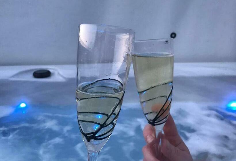 小室, Cypress Log Cabins Accommodation