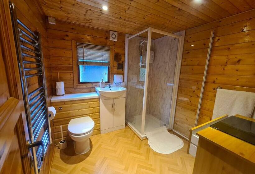 小室, Cypress Log Cabins Accommodation