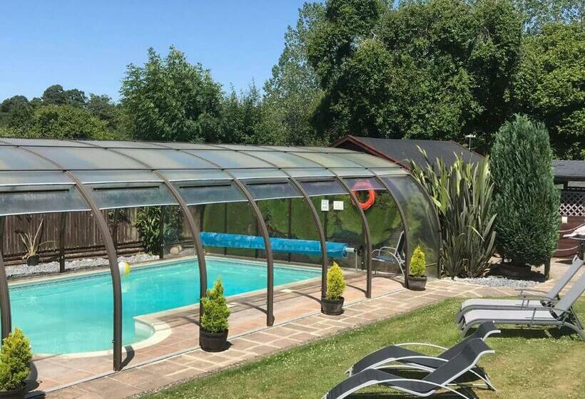 小室, Cypress Log Cabins Accommodation