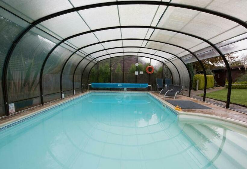 小室, Cypress Log Cabins Accommodation