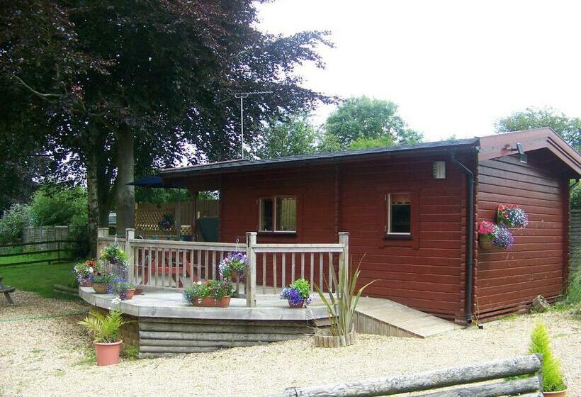 小室, Cypress Log Cabins Accommodation