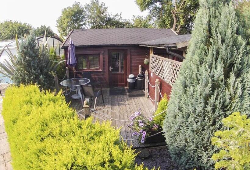 小室, Cypress Log Cabins Accommodation