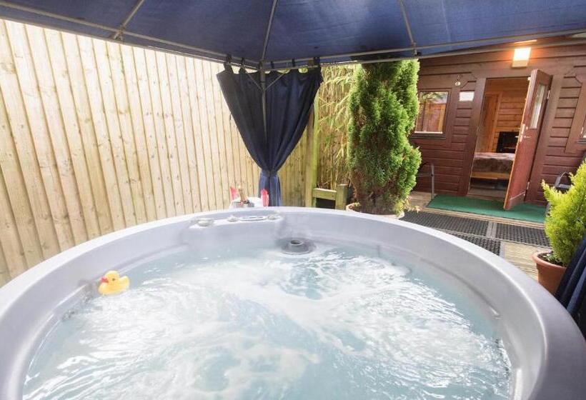 小室, Cypress Log Cabins Accommodation