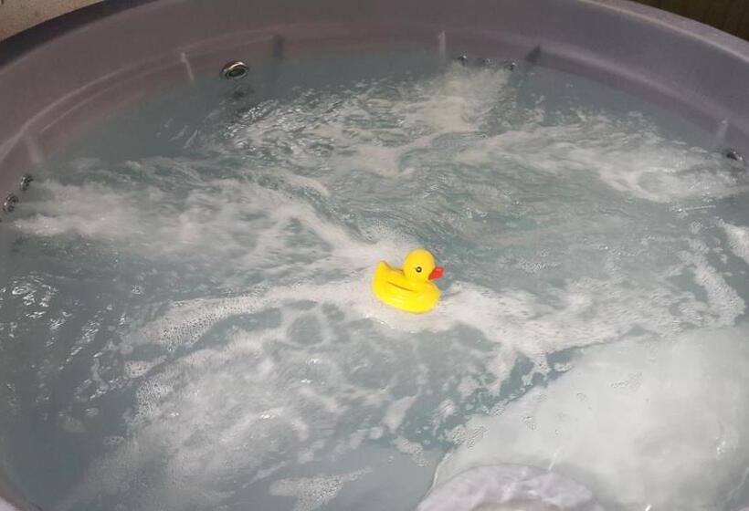 小室, Cypress Log Cabins Accommodation