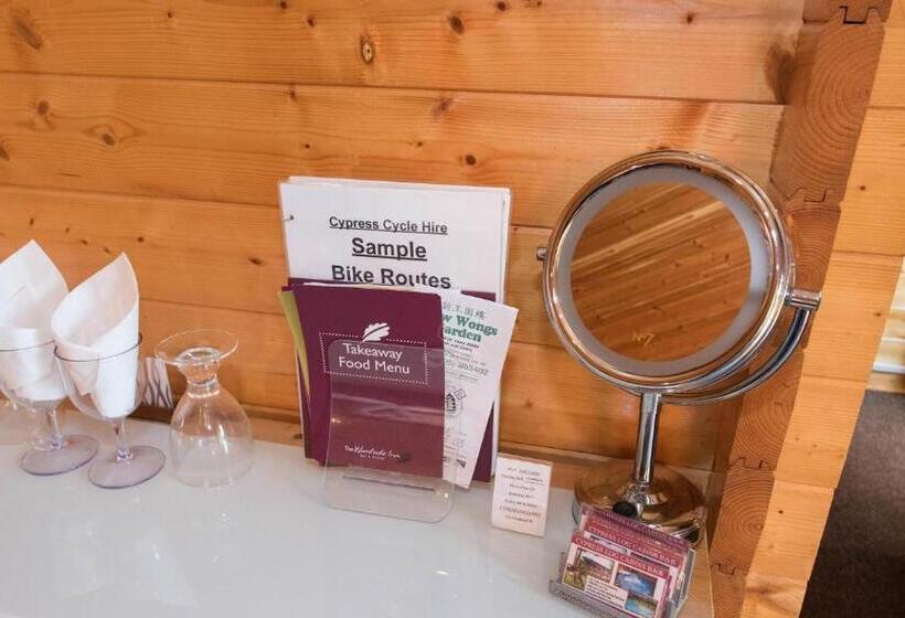 小室, Cypress Log Cabins Accommodation