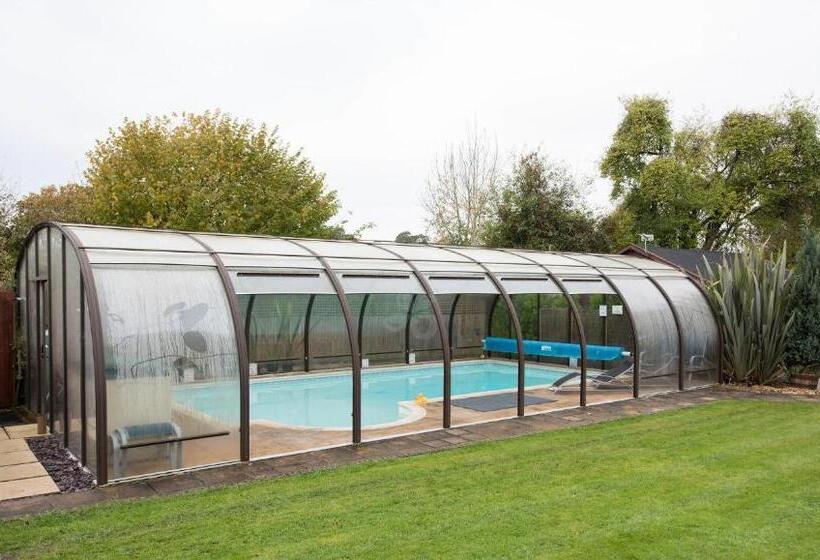 小室, Cypress Log Cabins Accommodation