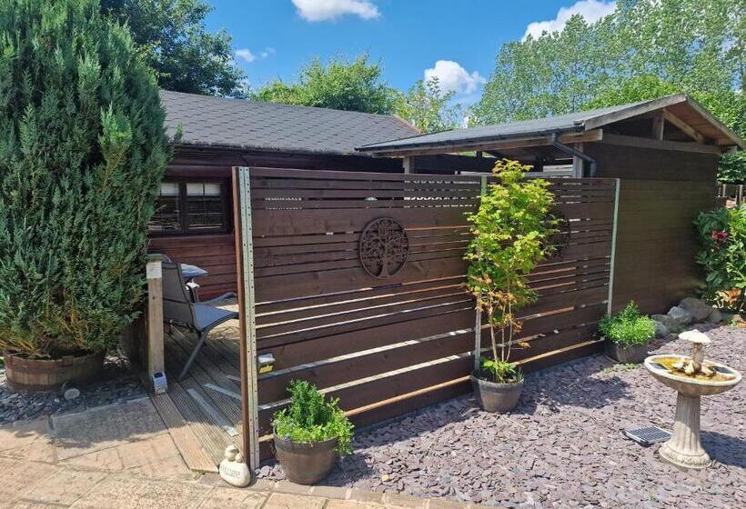 小室, Cypress Log Cabins Accommodation