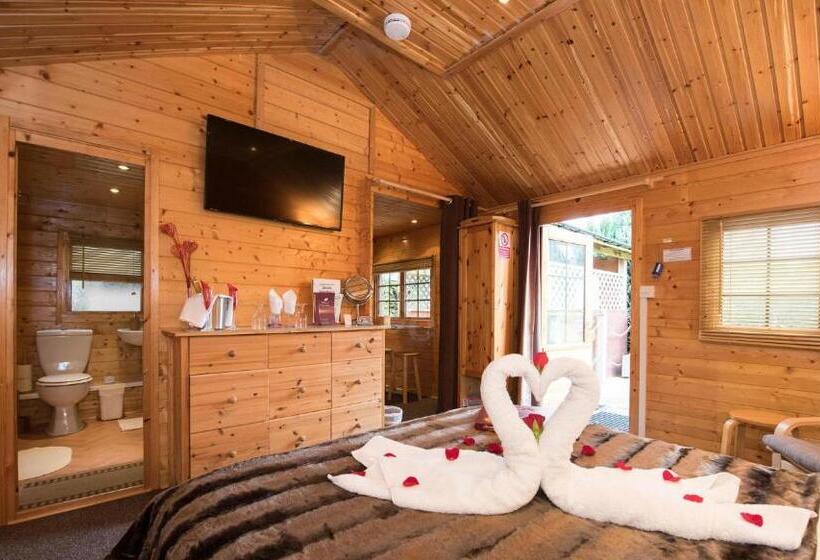 小室, Cypress Log Cabins Accommodation