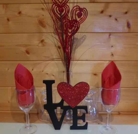 小室, Cypress Log Cabins Accommodation