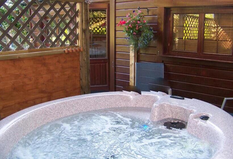 小室, Cypress Log Cabins Accommodation