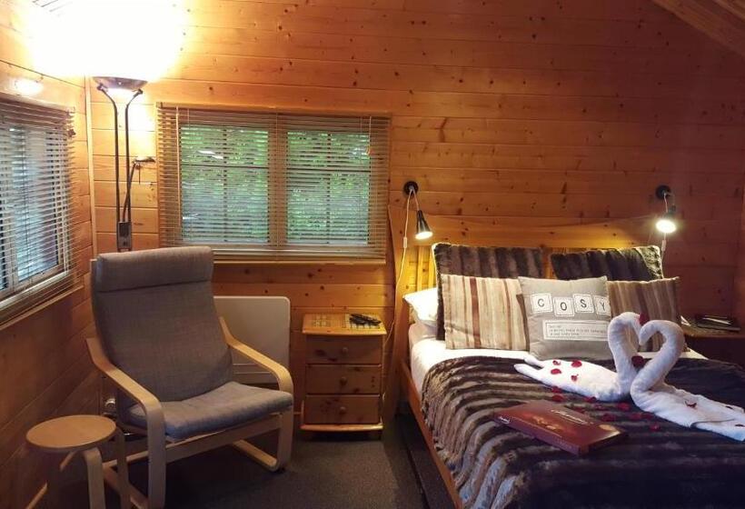 小室, Cypress Log Cabins Accommodation