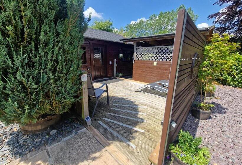 小室, Cypress Log Cabins Accommodation