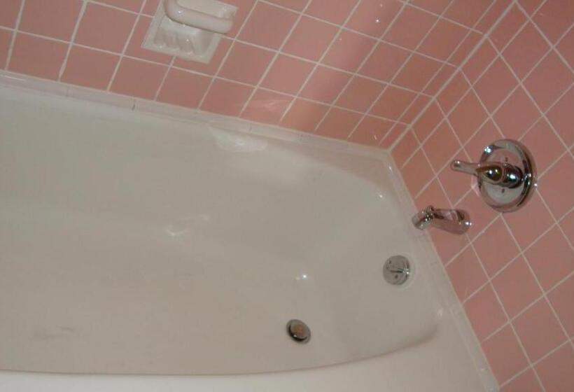 2ダブルベッドのスタンダードルーム, Pinconning Trail Inn Motel