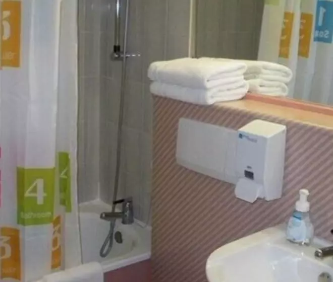 اتاق خانوادگی, Contact Hôtel Come Inn