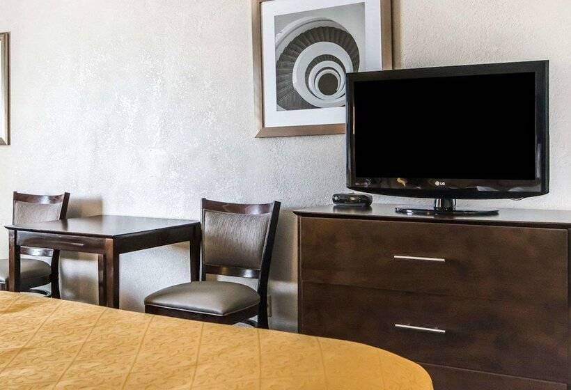 带2个双人床的标准工作室, Quality Inn & Suites University Airport