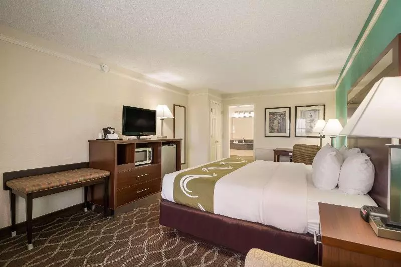 キングサイズベッドのスタンダードルーム, Quality Inn Tulsa Central