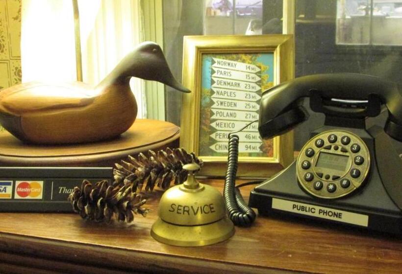 جناح غرفتين نوم, Center Lovell Inn