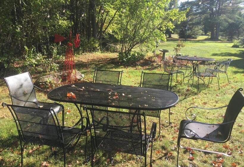 جناح غرفتين نوم, Center Lovell Inn