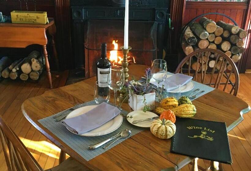 جناح غرفتين نوم, Center Lovell Inn