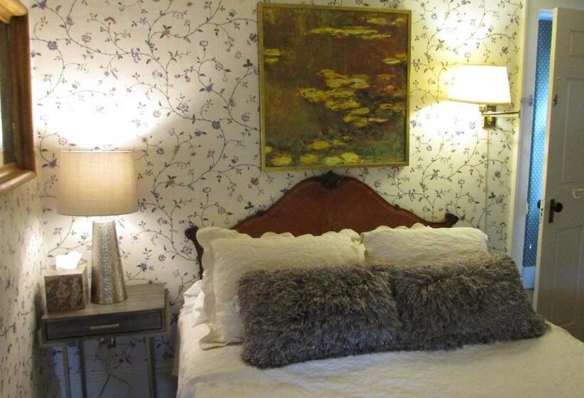 جناح غرفتين نوم, Center Lovell Inn