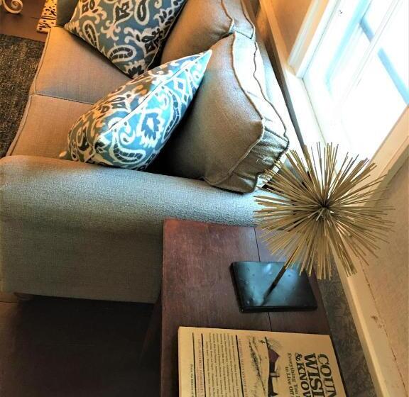 جناح غرفتين نوم, Center Lovell Inn